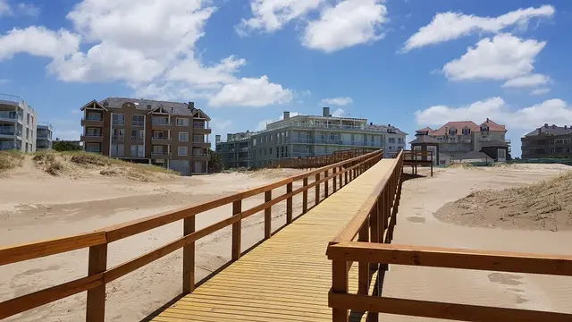 Extensa playa de Cariló con dunas