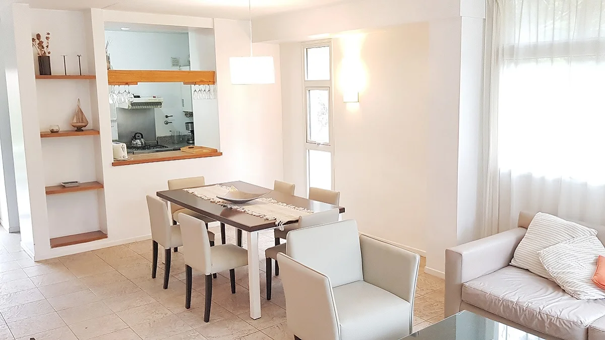zona comedor en depto temporario Terrazas de Cariló