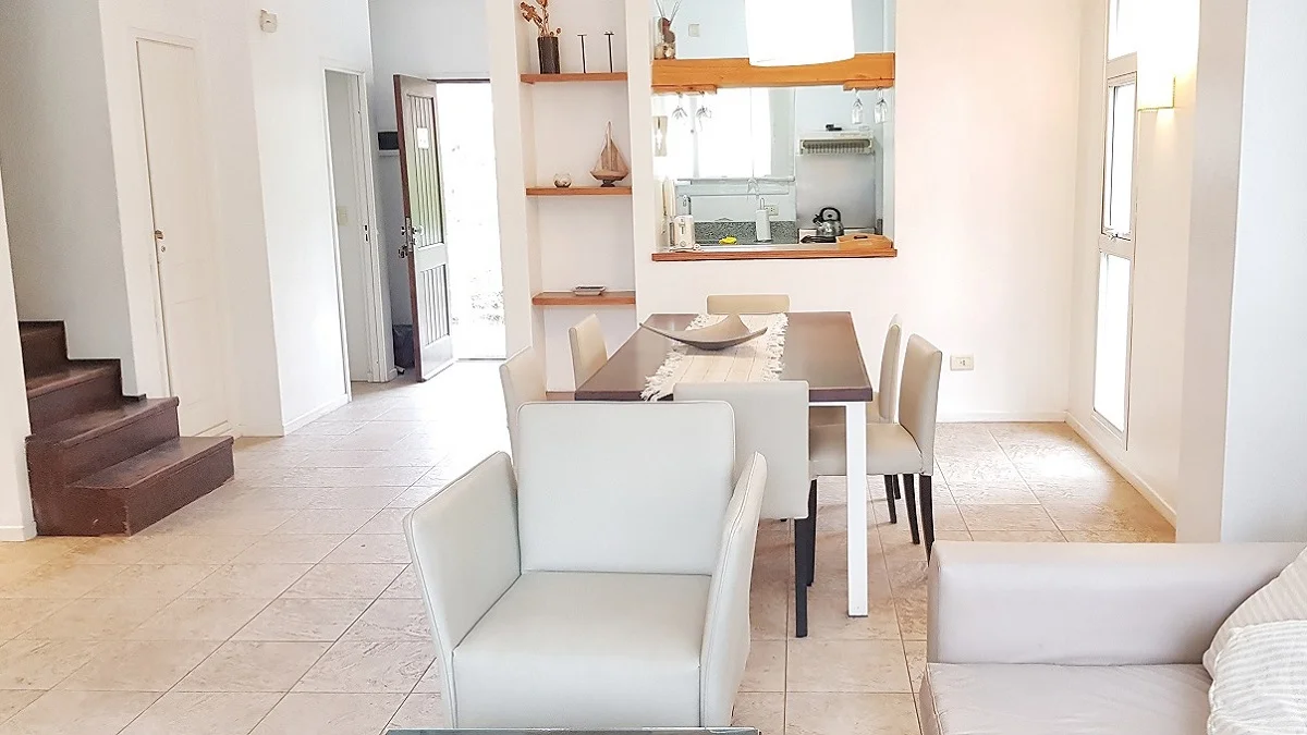 comedor y cocina integrada del departamento 4 amb Terrazas de Cariló
